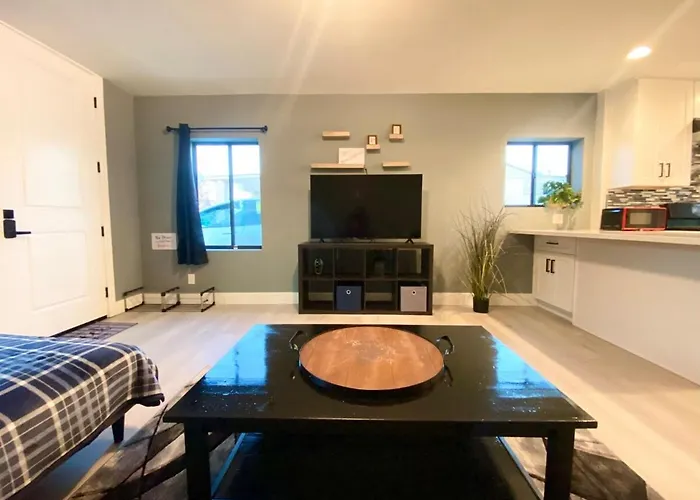 Charming Urban Oasis Located Near Downtown Holiday home