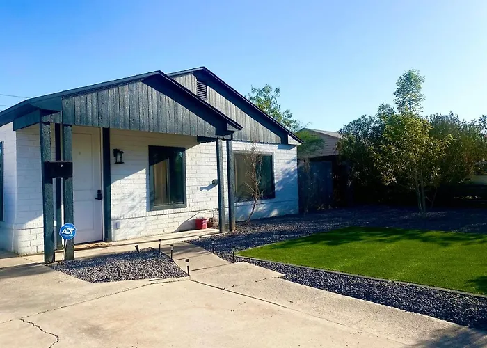 Holiday home Charming Urban Oasis Located Near Downtown