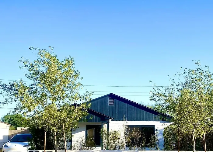 Charming Urban Oasis Located Near Downtown Holiday home *