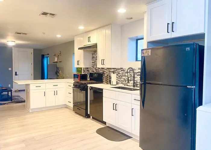Holiday home Charming Urban Oasis Located Near Downtown *
