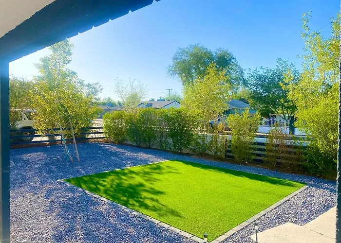 Charming Urban Oasis Located Near Downtown Holiday home